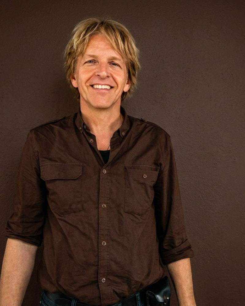 Ludo Verstreate, owner of aarding.org, wearing a brown shirt against a brown background