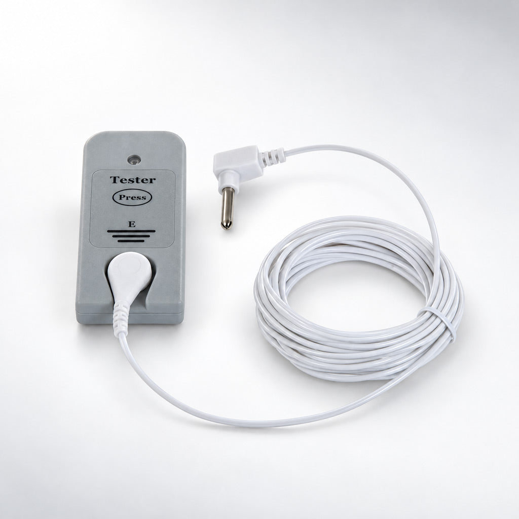 Een grijze rechthoekige aardingsproducttester met een aangesloten witte kabel, weergegeven naast een opgerolde witte kabel en een kleine stekker op een schone witte achtergrond.