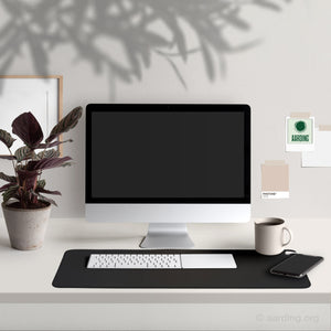 Aardingsmat Carbonleder 26x68cm als polssteun en bureaumat met computer scherm en toetsenbord