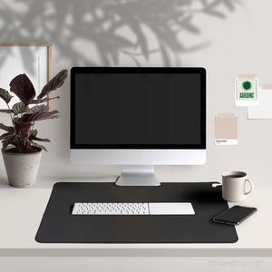Aardingsmat Carbonleder 40x60cm als polssteun en bureaumat met computer scherm en toetsenbord