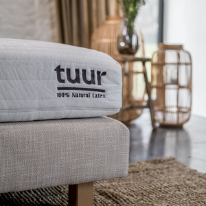 Detail photo of the Tuur® Original Mattress on the Tuur® Boxspring. The Tuur® logo is clearly visible here in the corner of the mattress.