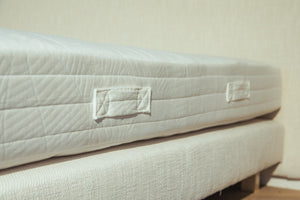 Detail photo of the handles on the side of the Tuur® Original Plus Mattress.
